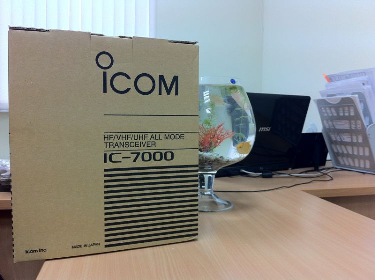 ICOM IC-7000   HRO (USA)
