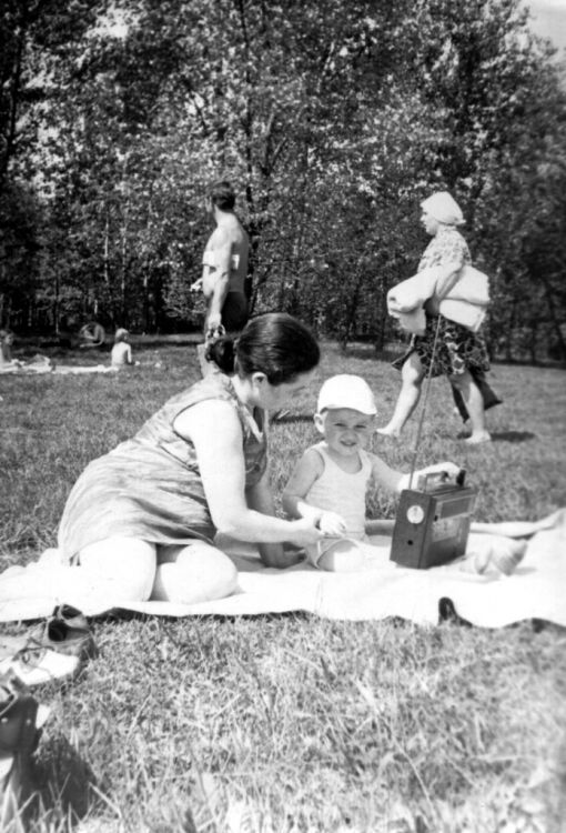 UA0QNE_...1977 .