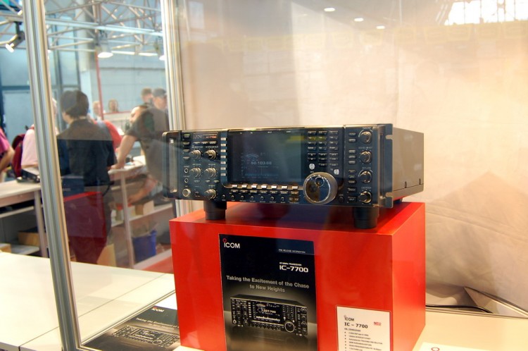IC-7700.  .