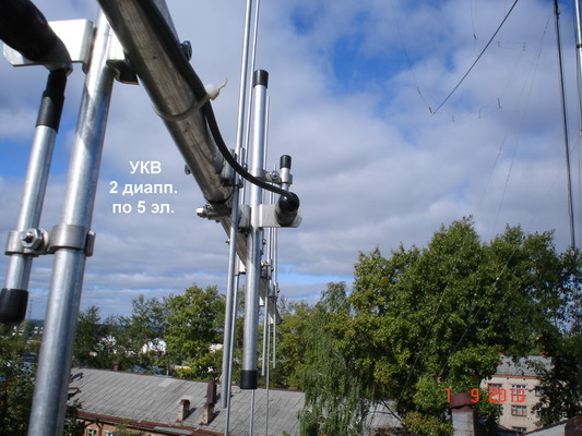 818