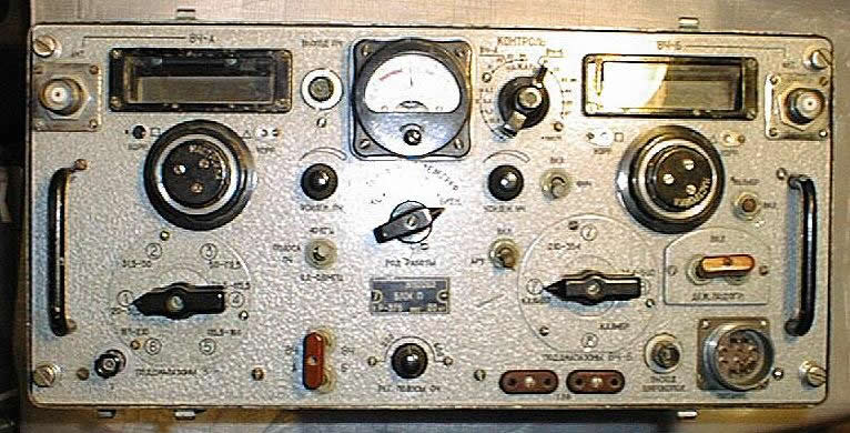 Вид на переднюю панель радиоприемника 'Р-375' (Кайра)